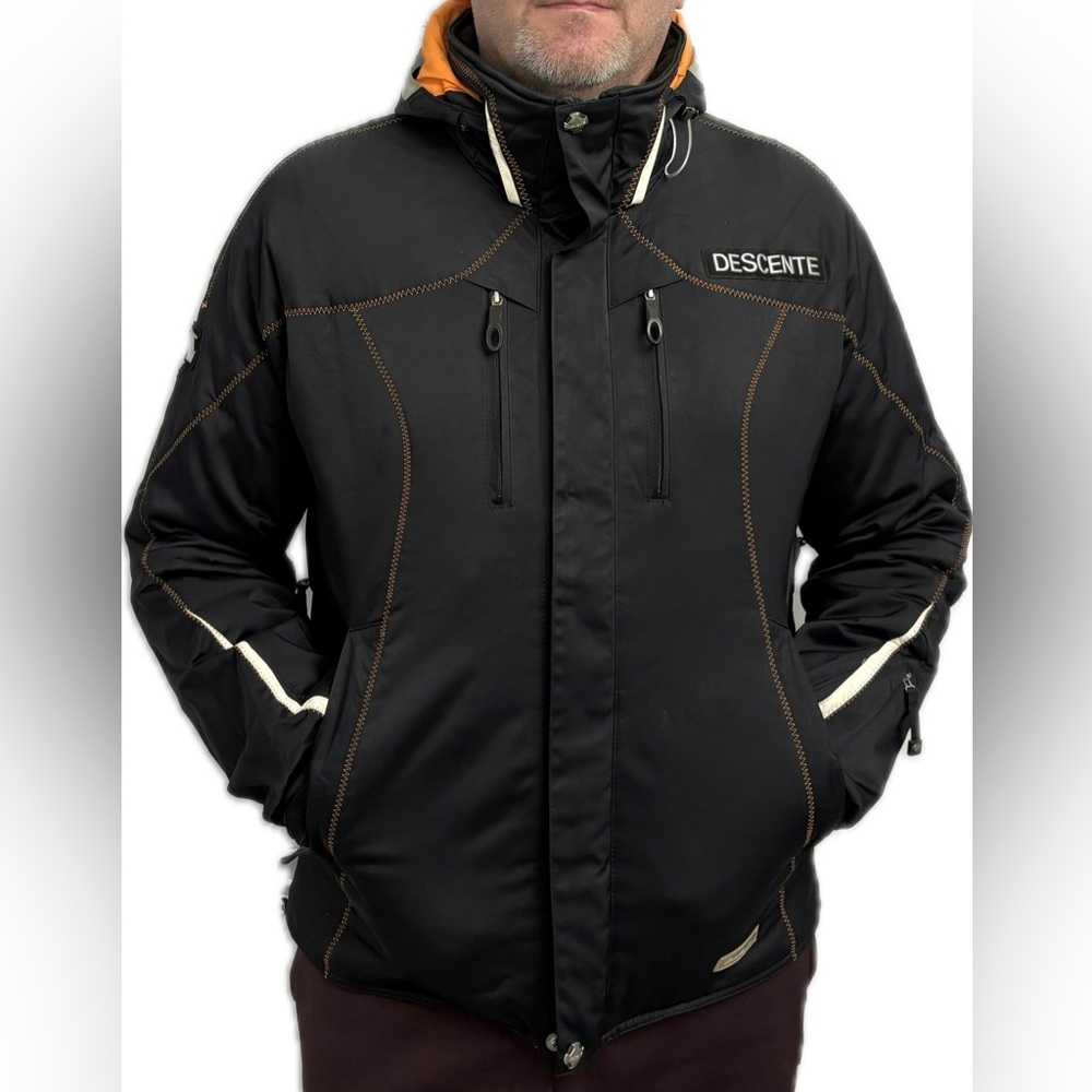 DESCENTE Ski Jacket BLACK HOODED SKI JACKET With Titan Thermo System
SIZE XL